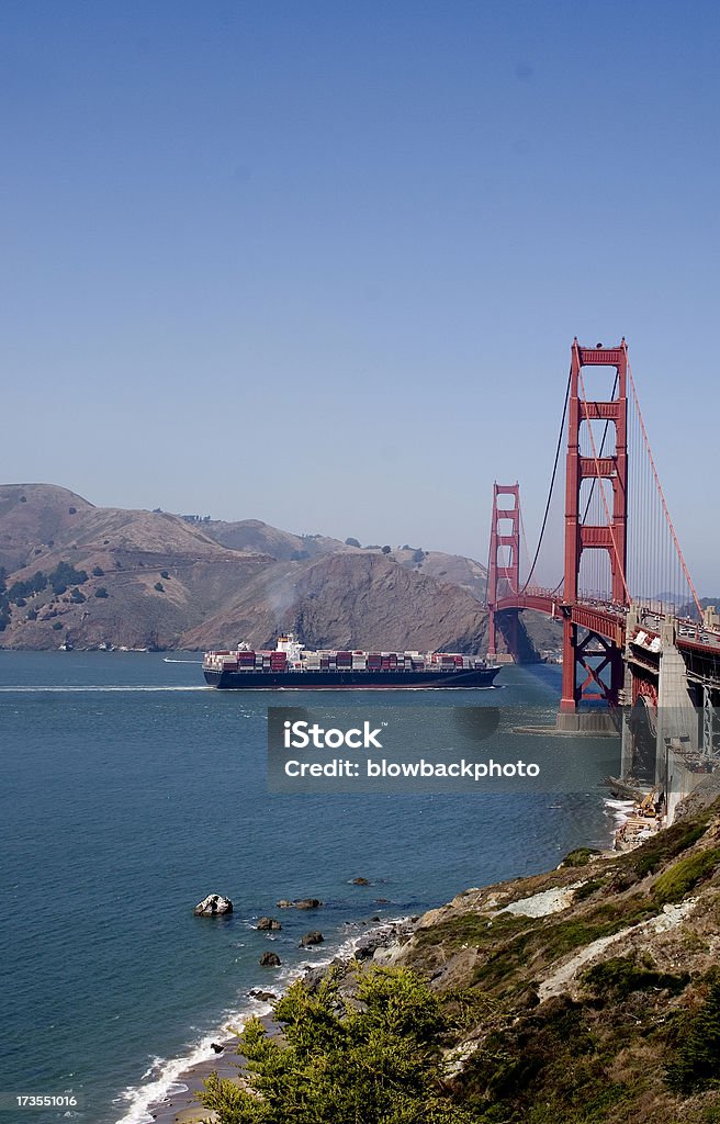Frachtschiff Richtung unter der Golden Gate Bridge - Lizenzfrei Anhöhe Stock-Foto
