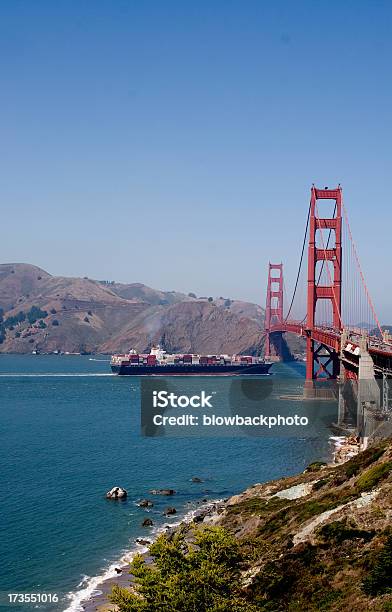 Frachtschiff Richtung Unter Der Golden Gate Bridge Stockfoto und mehr Bilder von Anhöhe - Anhöhe, Auto, Brücke