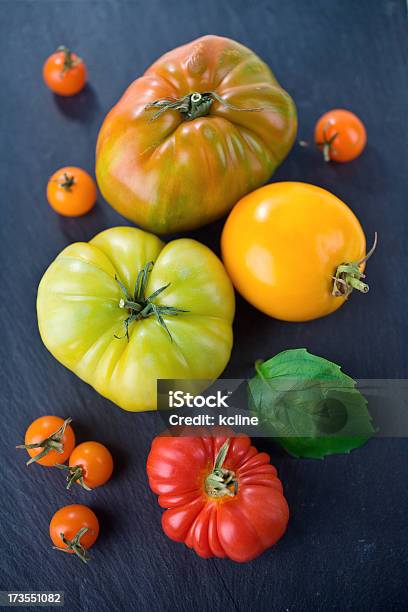 Photo libre de droit de Emincé De Tomates banque d'images et plus d'images libres de droit de Aliment - Aliment, Aliments et boissons, Basilic