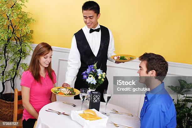 O Jantar Está Servido - Fotografias de stock e mais imagens de 20-29 Anos - 20-29 Anos, Adulto, Almoço