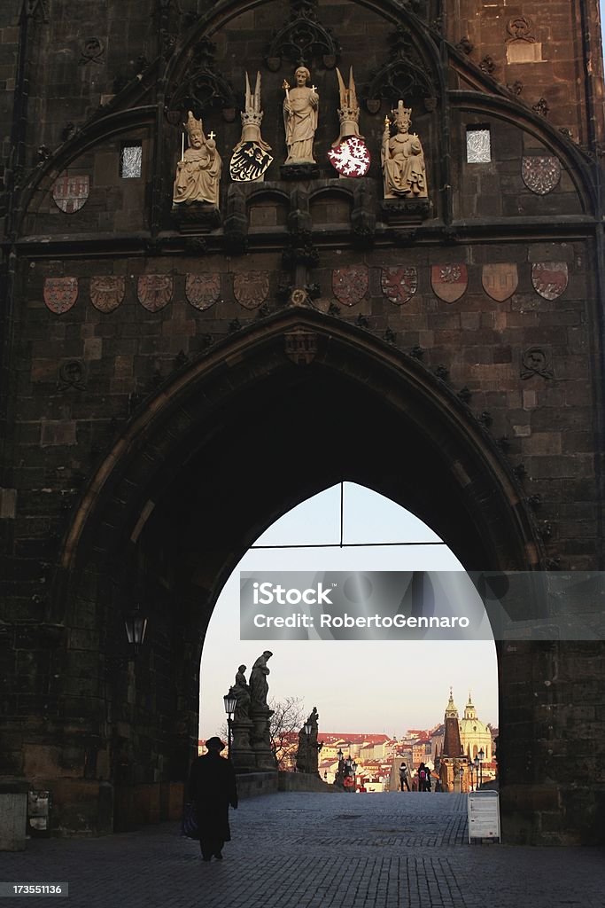 Arch até a Charles bridge - Foto de stock de Andar royalty-free