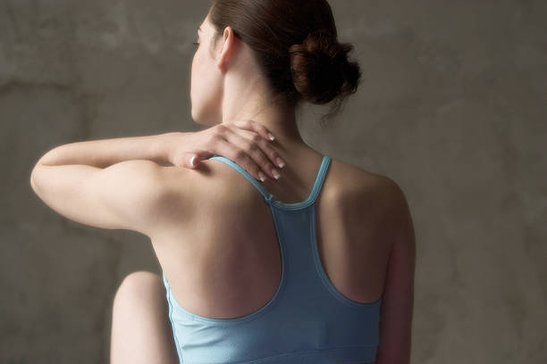 rücken- massage - shoulder pain physical injury muscular build stock-fotos und bilder