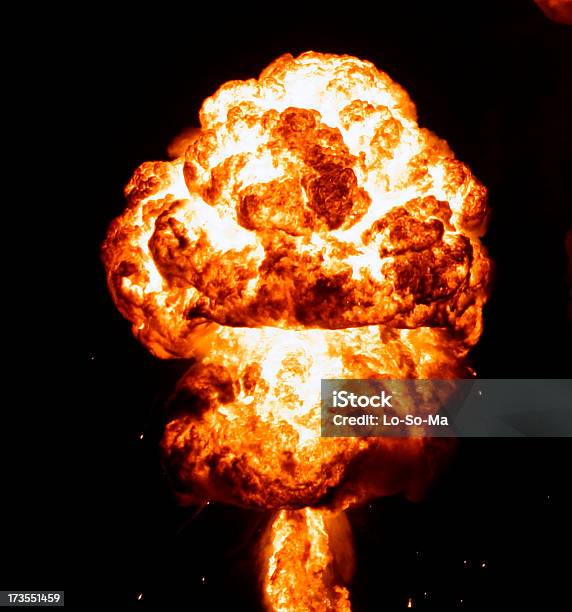 Взрыв — стоковые фотографии и другие картинки Бомба - Бомба, Бомбардировка, Вертикальный