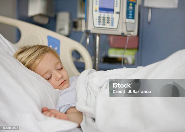 穏やかな回復 - 病院のストックフォトや画像を多数ご用意 - 病院, 幼児, ベッド