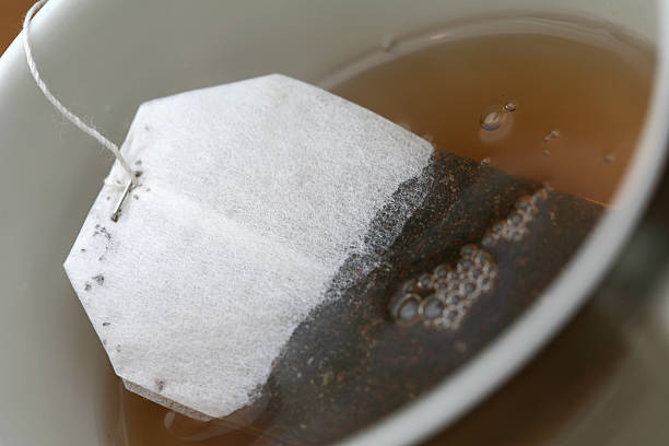 tasche steaping tee in einer tasse heißes wasser - english breakfast tea stock-fotos und bilder