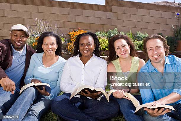 Diverso Grupo Pequeños Foto de stock y más banco de imágenes de Evento social - Evento social, Libro, Biblia