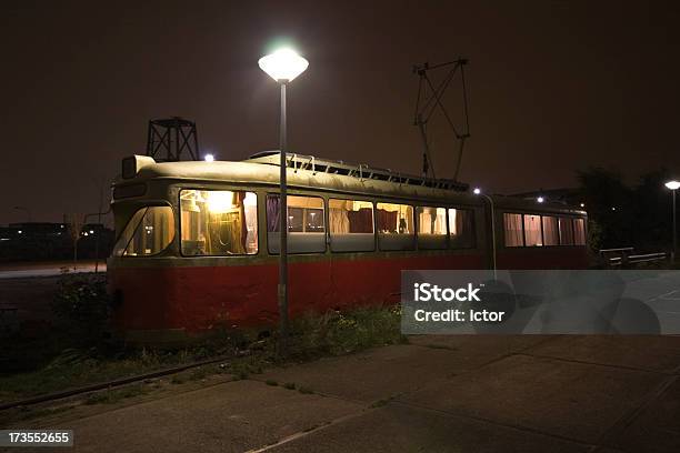 Estilo De Vida Alternativo - Fotografias de stock e mais imagens de Abandonado - Abandonado, Bairro de Lata, Cidade