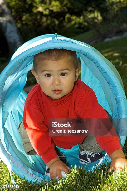 Photo libre de droit de Enfant Dans Un Tunnel banque d'images et plus d'images libres de droit de Asiatique de l'Est et du Sud-Est - Asiatique de l'Est et du Sud-Est, Bébé, De petite taille