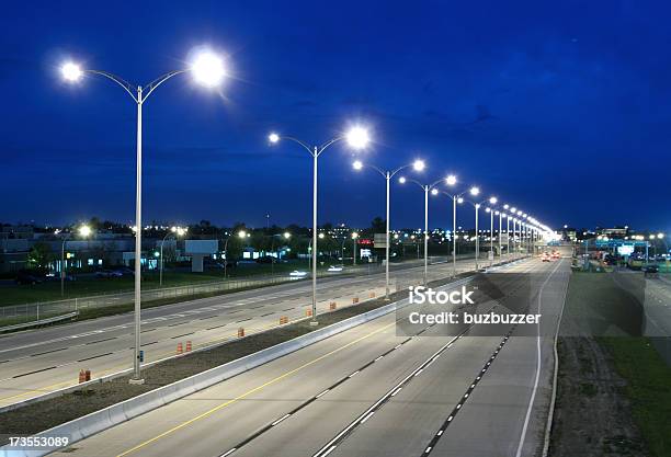 Moderne Einsamen Highway Bei Nacht Stockfoto und mehr Bilder von Straßenlaterne - Straßenlaterne, Beleuchtet, Lichtquelle