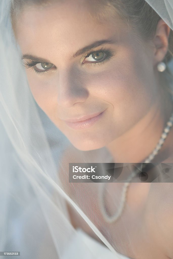 Retrato de joven novia vestido de novia de uso - Foto de stock de 20 a 29 años libre de derechos