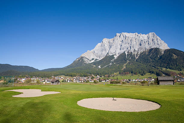 tyrolien parcours de golf - zugspitze mountain photos et images de collection