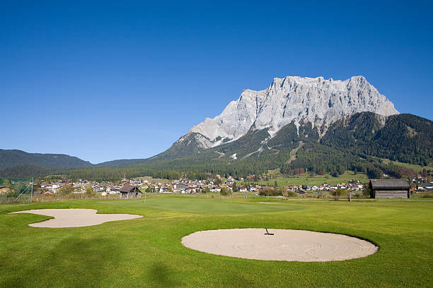 trawers pole golfowe - zugspitze mountain mountain tirol european alps zdjęcia i obrazy z banku zdjęć