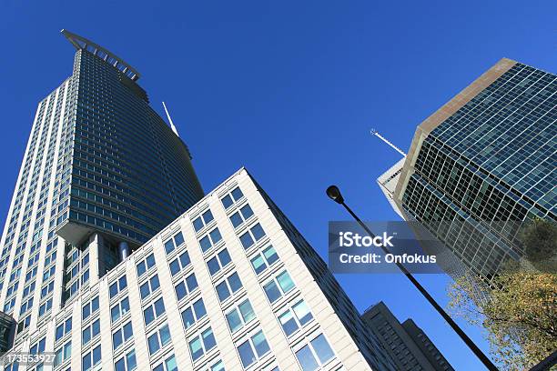 Foto de Moderno Edifício Tower e mais fotos de stock de Alto - Descrição Geral - Alto - Descrição Geral, Arranha-céu, Azul