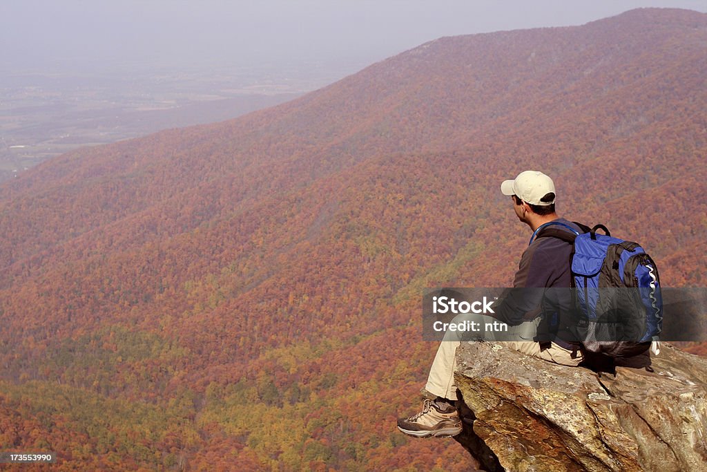 Hiker, наслаждаясь видом из Hawksbill встречи на высшем уровне - Стоковые фото Взрослый роялти-фри