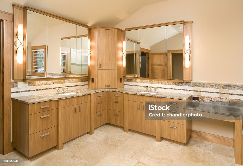 Łazienka z dwiema umywalkami i lusterka do makijażu - Zbiór zdjęć royalty-free (Architektura)