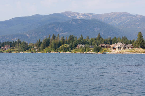 istock Homes on the lake 173555318