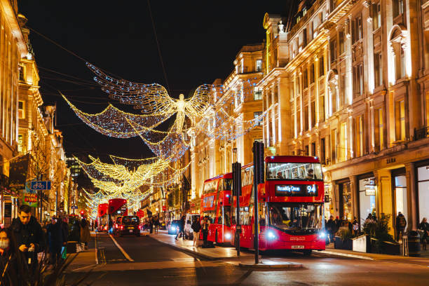 イギリス ロンドン リージェント・ストリートのクリスマス・ライツ - bus taxi london england double decker bus ストックフォトと画像