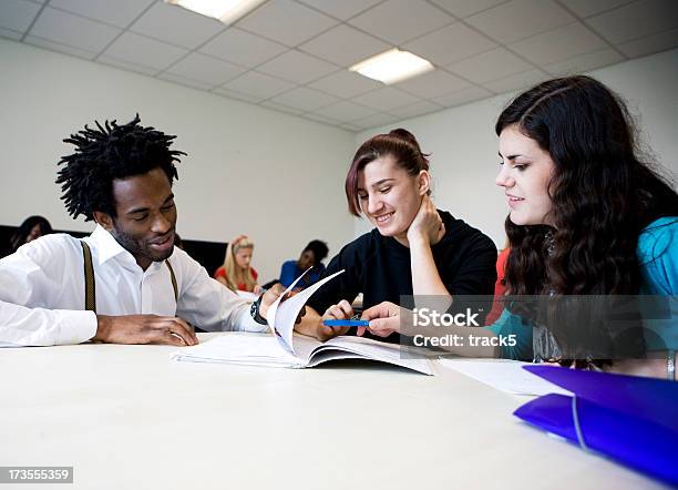 Photo libre de droit de Jeunes Étudiants Professeur Aide De banque d'images et plus d'images libres de droit de Enseignant - Enseignant, Instructeur, Niveau d'éducation