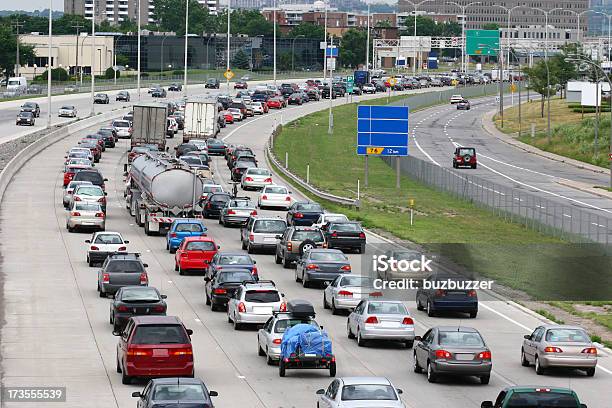 Montreal Urbano Tráfico De Autopista Contratuerca Foto de stock y más banco de imágenes de Tráfico - Tráfico, Montreal, Embotellamiento