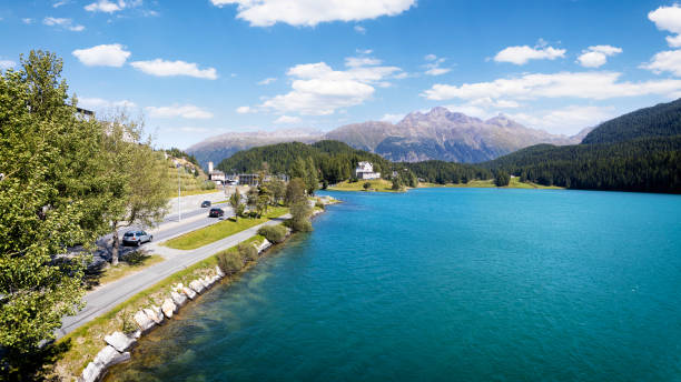 vacaciones en suiza: vista del lago sankt moritz y la montaña piz muragl al fondo - st moritz engadine landscape village fotografías e imágenes de stock