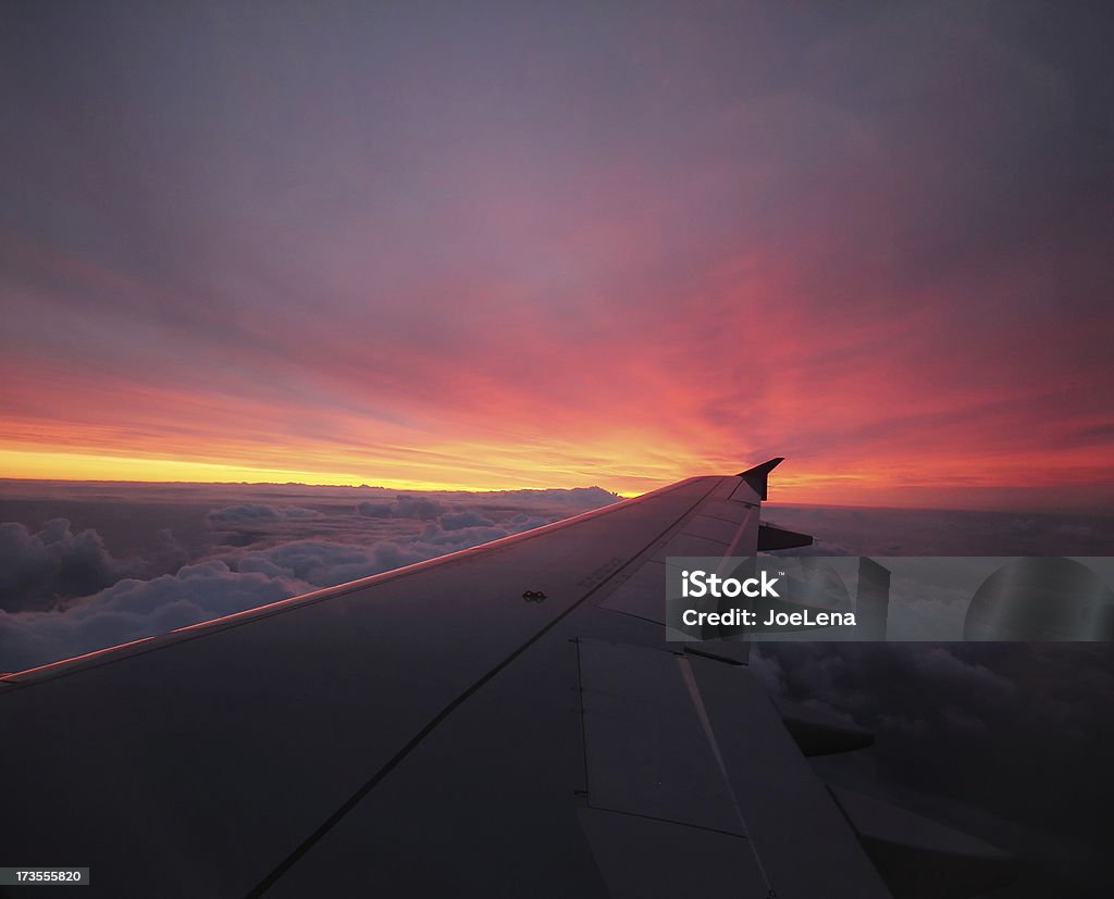 Patrząc z okna samolotu o zachodzie słońca - Zbiór zdjęć royalty-free (Chmura)
