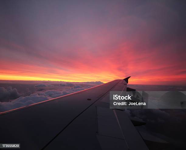 Patrząc Z Okna Samolotu O Zachodzie Słońca - zdjęcia stockowe i więcej obrazów Chmura - Chmura, Fotografika, Horyzontalny