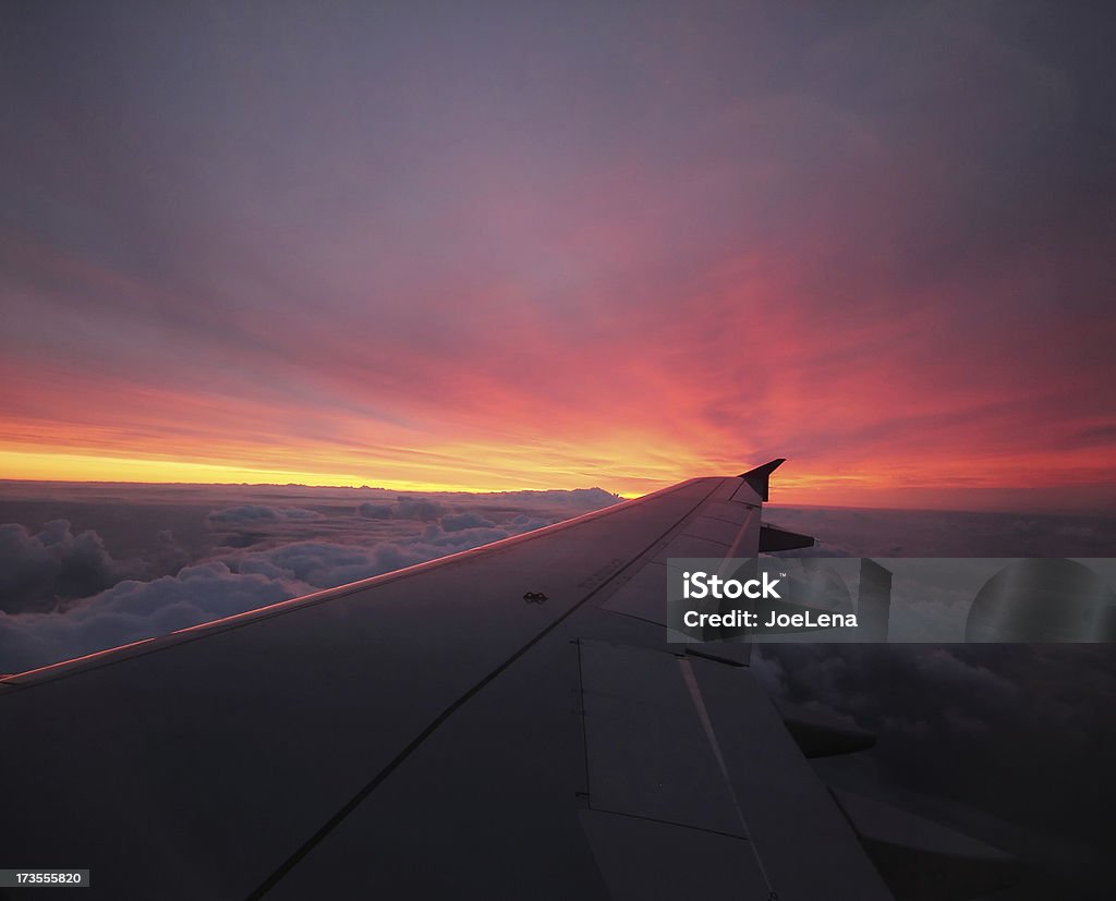 Olhar pela janela do avião ao pôr do sol - Royalty-free Asa de aeronave Foto de stock