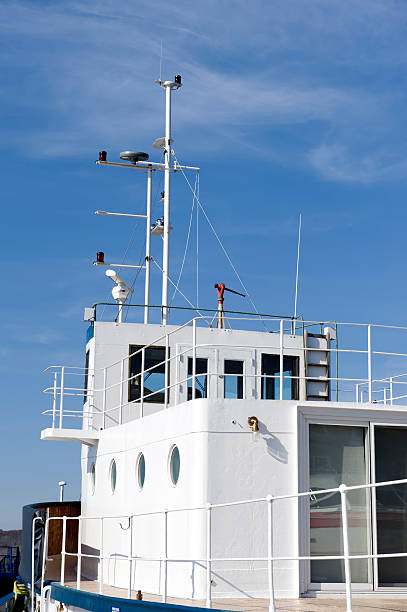 puente de pequeñas embarcaciones - moored nautical equipment circle rope fotografías e imágenes de stock