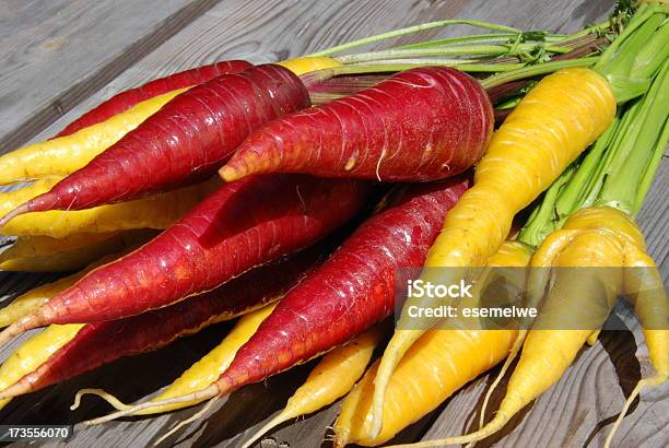 Mucchio Di Carote Marrone E Giallo - Fotografie stock e altre immagini di Antico - Vecchio stile - Antico - Vecchio stile, Carota, 5 al giorno