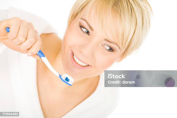 Cepillar Los Dientes Foto de stock y más banco de imágenes de Adulto - Adulto, Adulto joven, Belleza