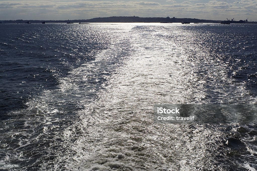 Traccia delle onde dietro la spedizione - Foto stock royalty-free di Acqua