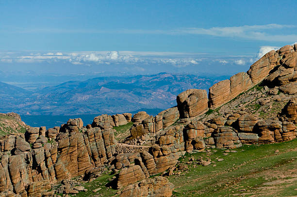 rock outcropping wysoka powyżej otaczające góry - cliff barren mountain boulder zdjęcia i obrazy z banku zdjęć