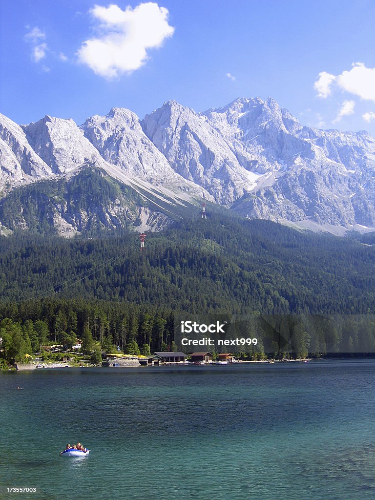 Alpes con Zugspitze, Alemania es más alta a las montañas - Foto de stock de Agua libre de derechos