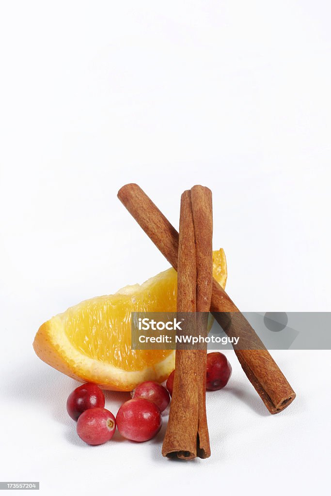 Cranberries barras de canela y RODAJA DE NARANJA - Foto de stock de Naranja - Fruta cítrica libre de derechos