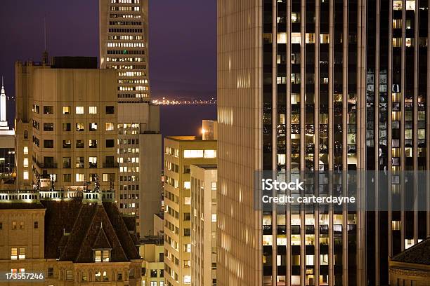 San Francisco Al Atardecer Foto de stock y más banco de imágenes de Aire libre - Aire libre, Anochecer, Arquitectura exterior