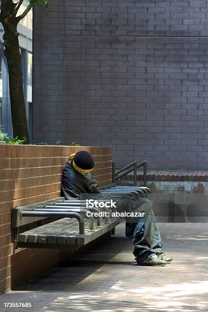 Foto de Sem Teto e mais fotos de stock de Adversidade - Adversidade, Afro-americano, Bebida alcoólica