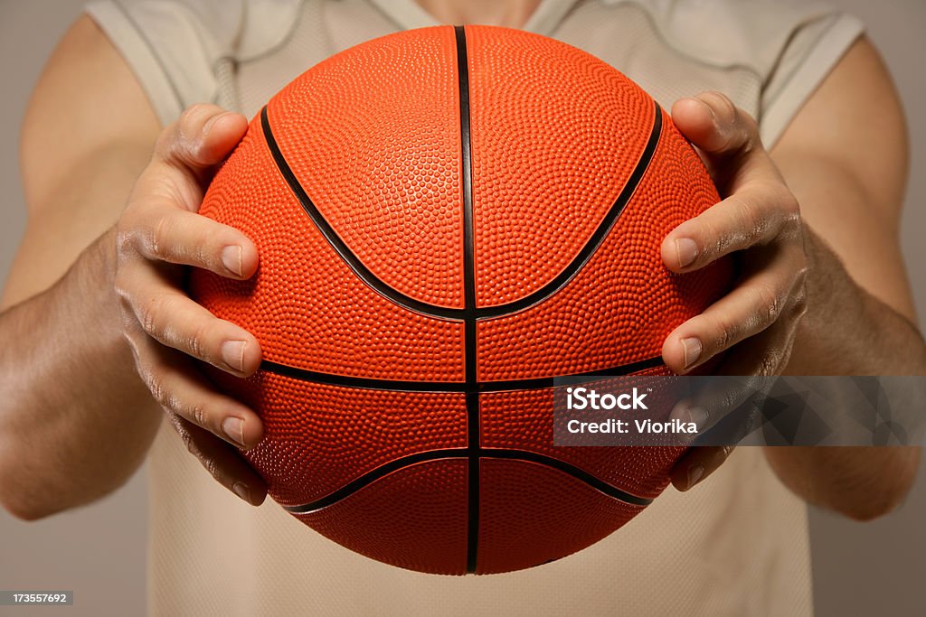 Баскетбол в руки - Стоковые фото Активный образ жизни роялти-фри