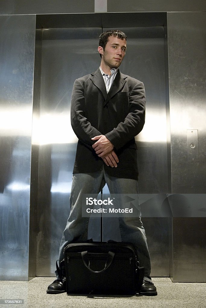 Empresário esperando em um elevador - Foto de stock de 20-24 Anos royalty-free