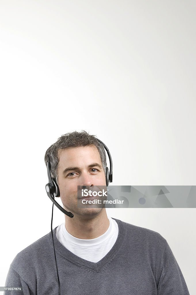 Homem Usar auscultadores com microfone - Royalty-free Auscultador - Equipamento de Informação Foto de stock