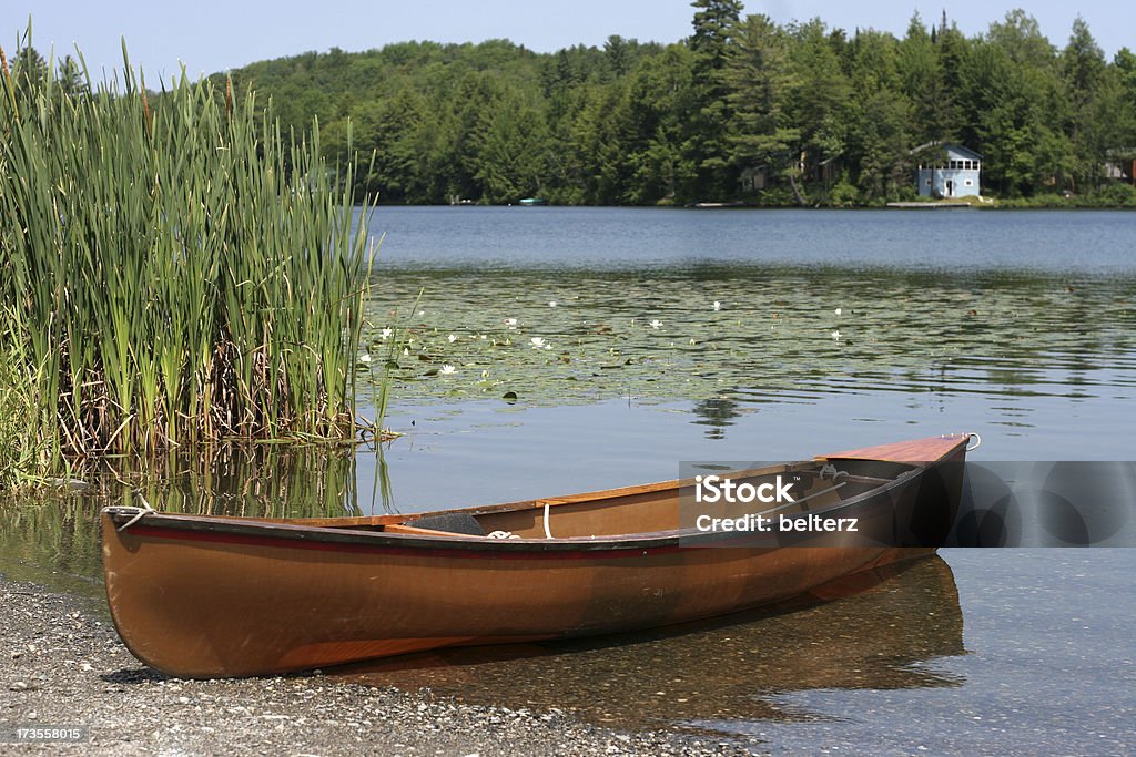 Canoa no lago - Foto de stock de Vermont royalty-free