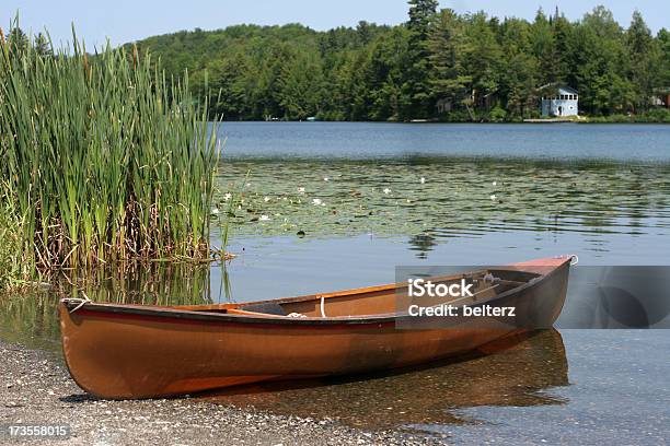 Foto de Canoa No Lago e mais fotos de stock de Vermont - Vermont, Lago, Nenúfar