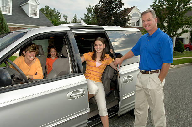 family- przylatujących - handcarves lifestyle teens transportation zdjęcia i obrazy z banku zdjęć