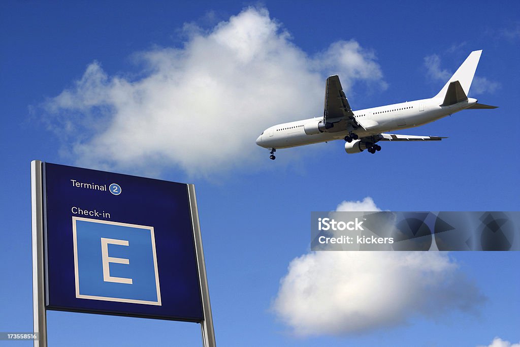 Avião de chegar, placa "Terminal 2" - Foto de stock de Abaixo royalty-free