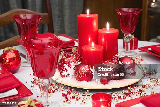 Férias Configuração De Mesa De Natal Com Brilhante Vermelho Branco E Dourado - Fotografias de stock e mais imagens de Arranjar