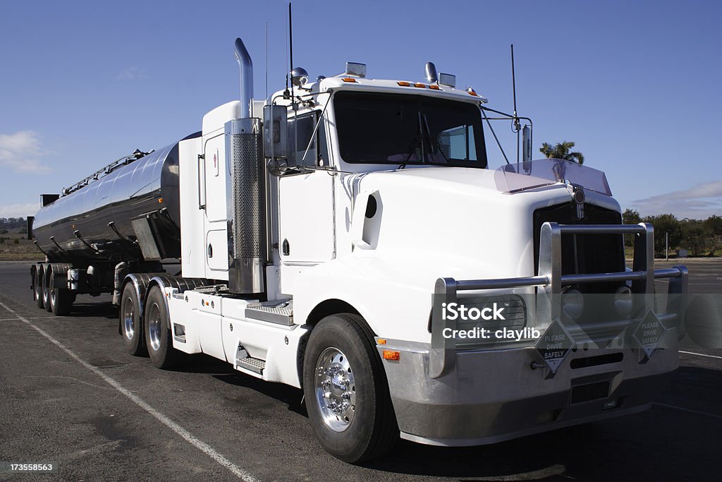 big exuberante no truckers park - Foto de stock de Navio-tanque - Caminhão articulado royalty-free