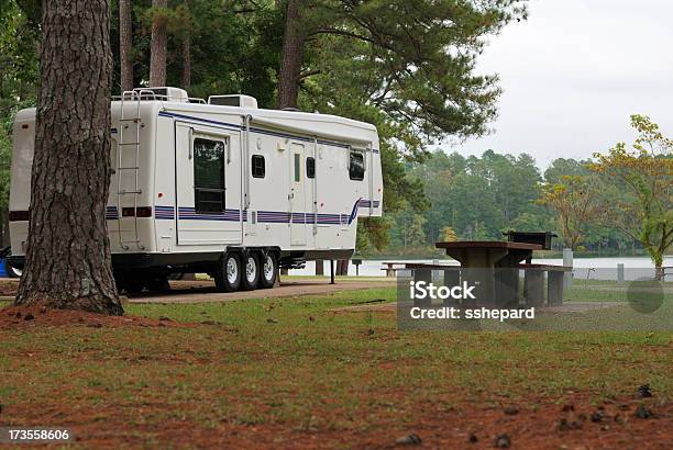 Camper Al Lago Foto de stock y más banco de imágenes de Número 5 - Número 5, Rueda, Camping