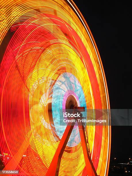 Foto de Giros Rodagigante e mais fotos de stock de Atração de Parque de Diversão - Atração de Parque de Diversão, Brilhante - Luminosidade, Comida e bebida