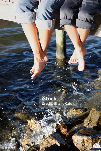 Momentos En Familia Sentada En El Banquillo A La Bahía Foto de stock y más banco de imágenes de Muelle comercial