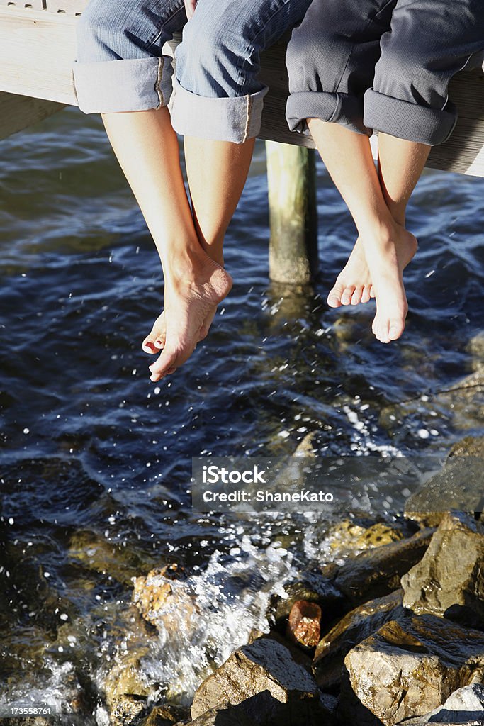 Семья время, сидящая на Dock at the Bay - Стоковые фо�то Коммерческий док роялти-фри