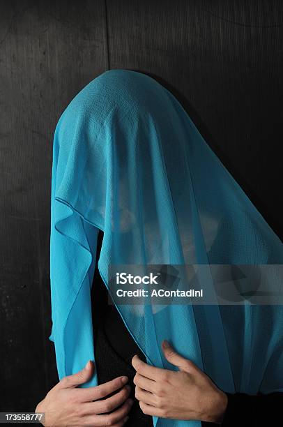 Veiled Mulher - Fotografias de stock e mais imagens de Adulto - Adulto, Asiático e indiano, Azul Turquesa